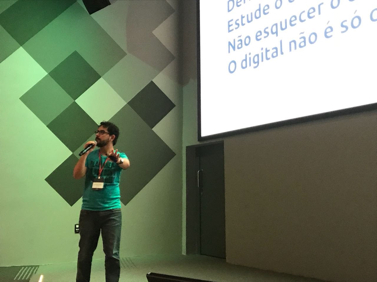 Hermesson Teixeira ministrando uma palestra sobre marketing