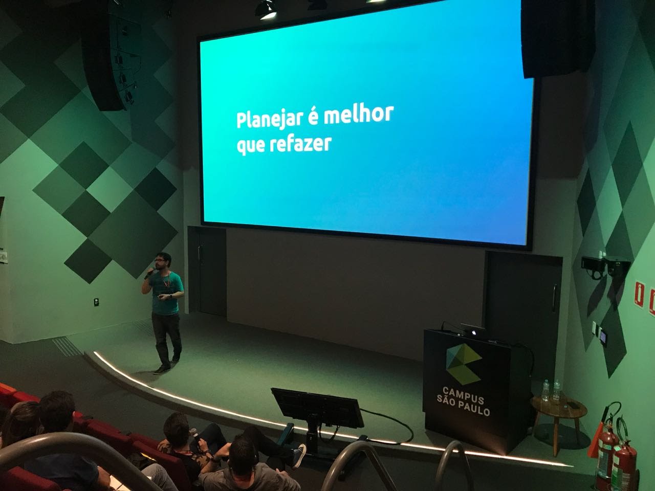 Hermesson em palestra com a mensagem Planejar é melhor que refazer